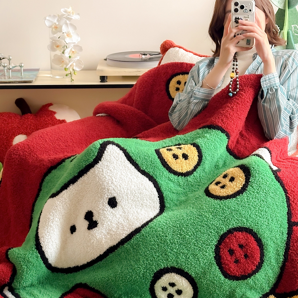 91家纺网 家纺一手货源 找家纺 多乐娜 2025新款原创设计半边绒毛毯盖毯沙发毯毯子 纽扣苹果