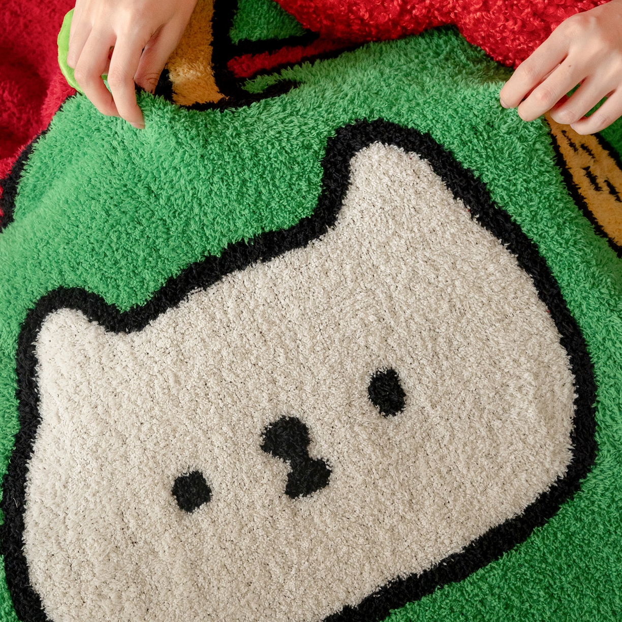 91家纺网 家纺一手货源 找家纺 多乐娜 2025新款原创设计半边绒毛毯盖毯沙发毯毯子 纽扣苹果