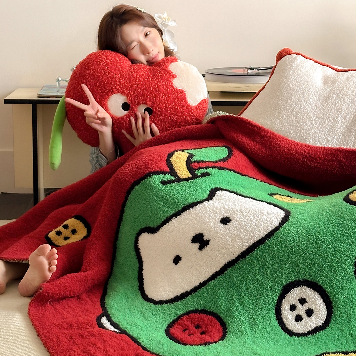 91家纺网 家纺一手货源 找家纺 多乐娜 2025新款原创设计半边绒毛毯盖毯沙发毯毯子 纽扣苹果