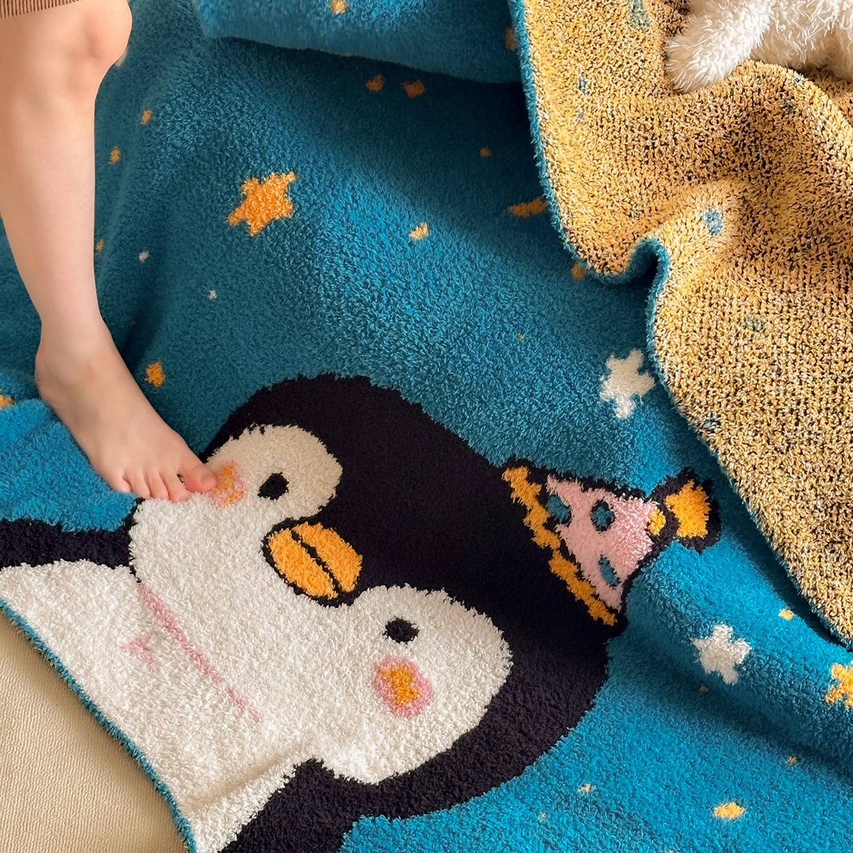 91家纺网 家纺一手货源 找家纺 多乐娜 2025新款原创设计半边绒毛毯盖毯沙发毯毯子 企鹅嘟嘟