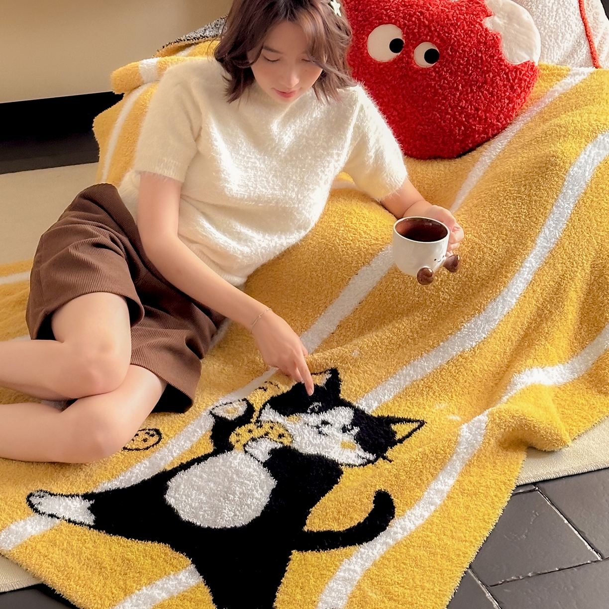 91家纺网 家纺一手货源 找家纺 多乐娜 2025新款原创设计半边绒毛毯盖毯沙发毯毯子 曲奇黑喵