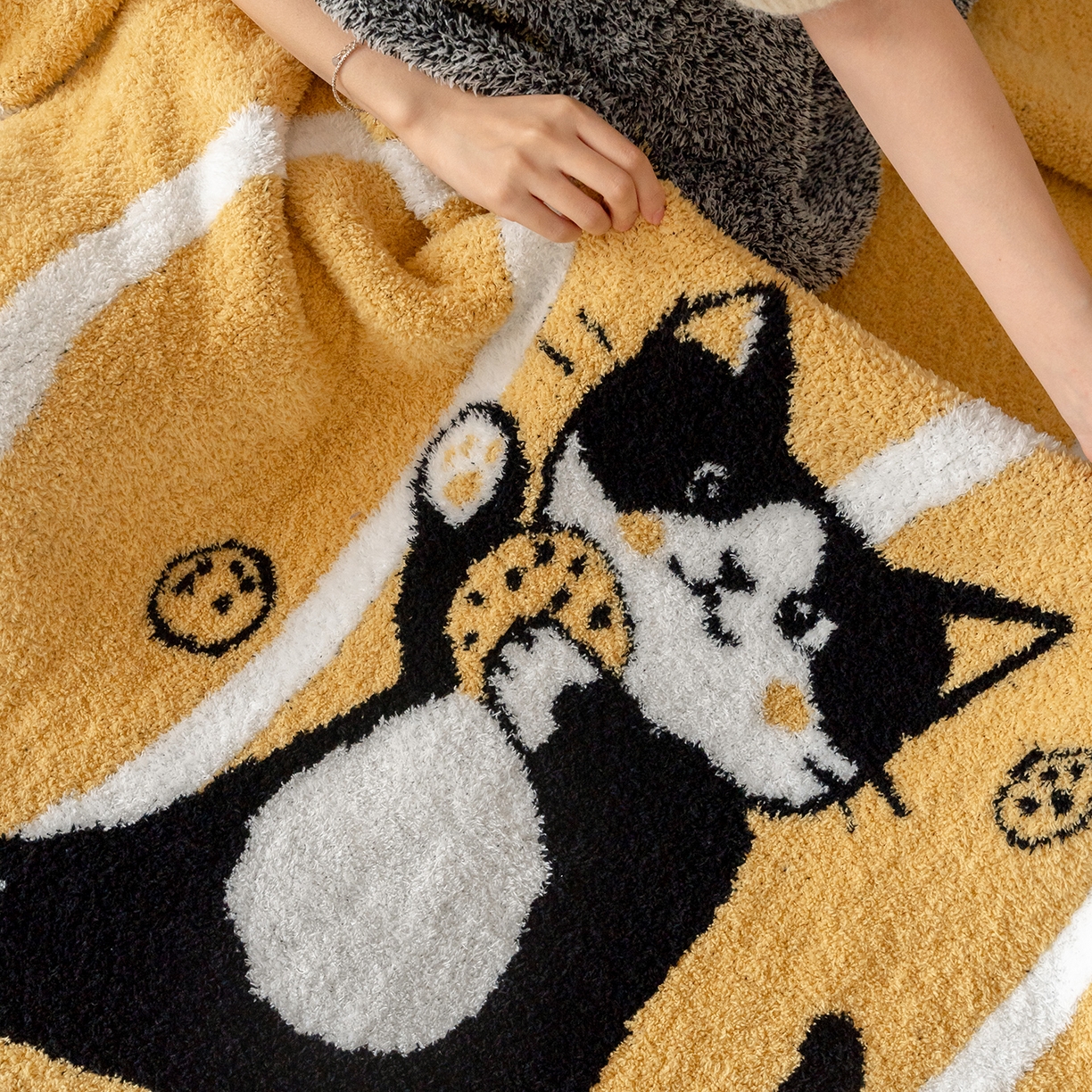 91家纺网 家纺一手货源 找家纺 多乐娜 2025新款原创设计半边绒毛毯盖毯沙发毯毯子 曲奇黑喵