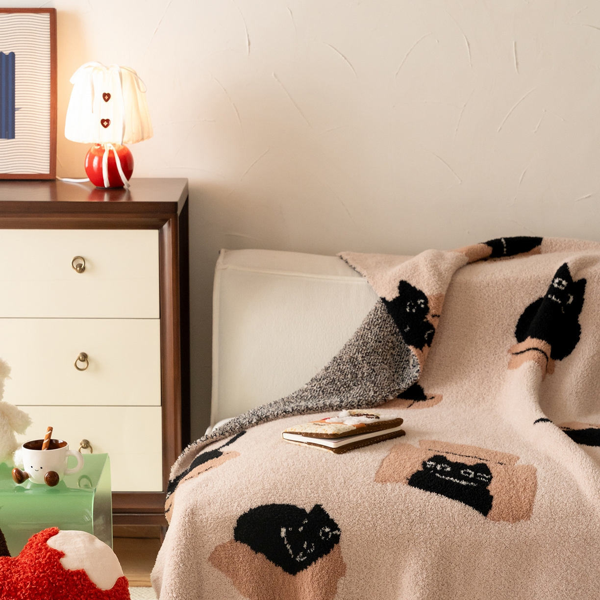 91家纺网 家纺一手货源 找家纺 多乐娜 2025新款原创设计半边绒毛毯盖毯沙发毯毯子 捉迷藏的喵