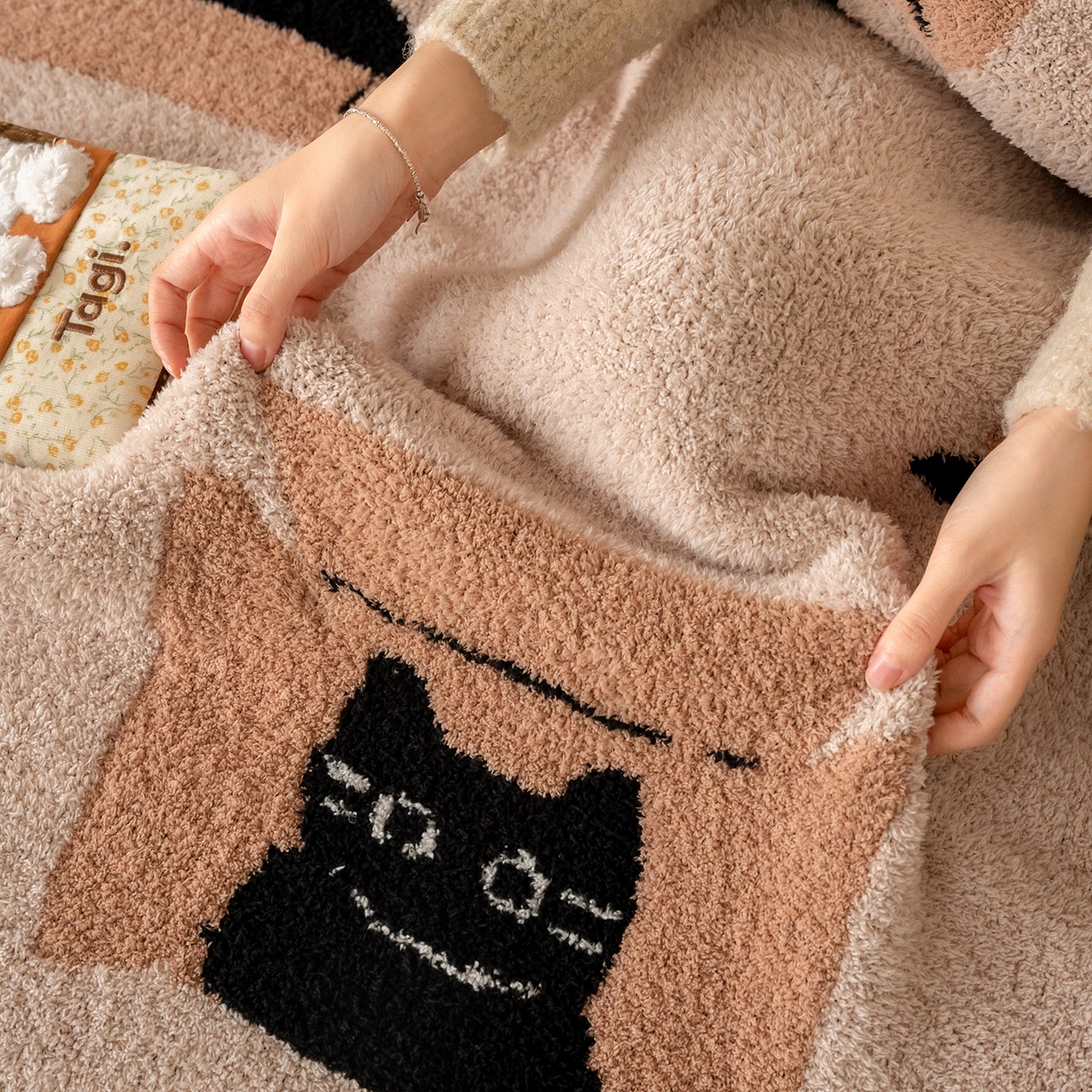 91家纺网 家纺一手货源 找家纺 多乐娜 2025新款原创设计半边绒毛毯盖毯沙发毯毯子 捉迷藏的喵