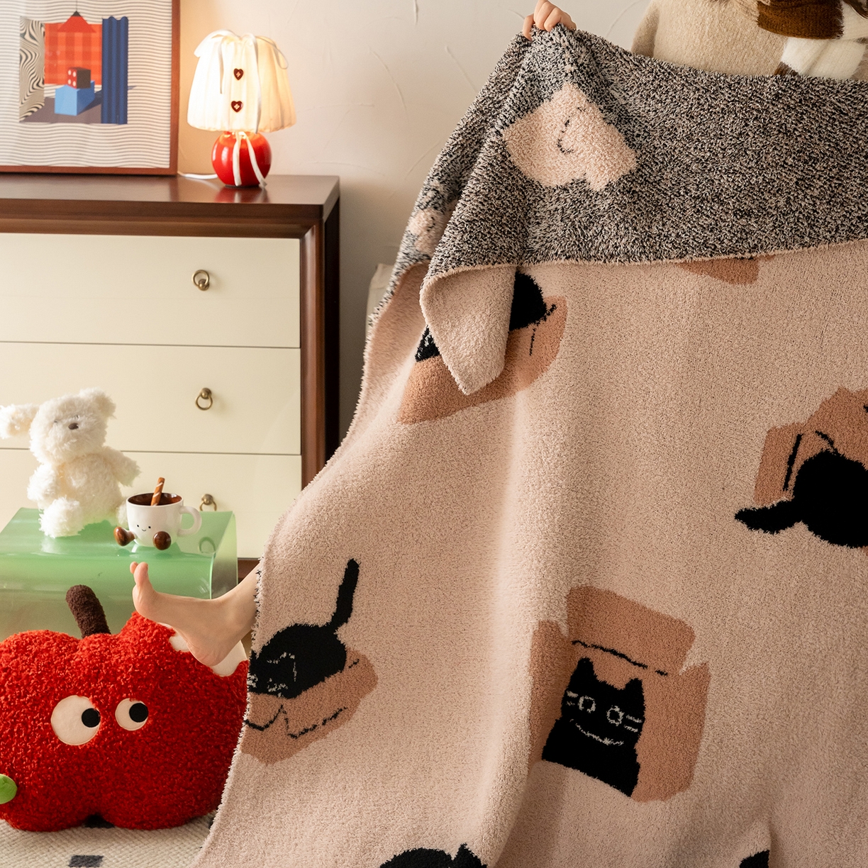 91家纺网 家纺一手货源 找家纺 多乐娜 2025新款原创设计半边绒毛毯盖毯沙发毯毯子 捉迷藏的喵