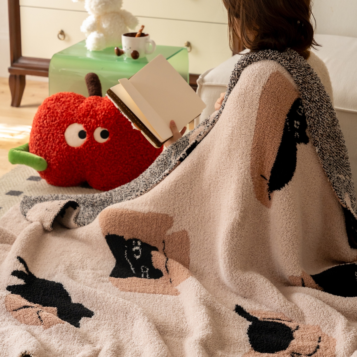 91家纺网 家纺一手货源 找家纺 多乐娜 2025新款原创设计半边绒毛毯盖毯沙发毯毯子 捉迷藏的喵