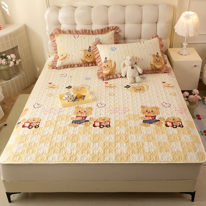 91家纺网 家纺一手货源 找家纺 美达家纺 新款A类全棉夹棉防滑可机洗床盖全棉直边软席款（可定制）黄油小熊