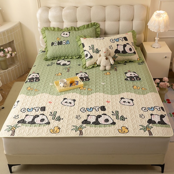 91家纺网 家纺一手货源 找家纺 美达家纺 新款A类全棉夹棉防滑可机洗床盖全棉直边软席款（可定制）熊猫戏水