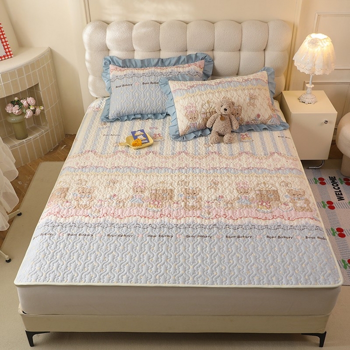 91家纺网 家纺一手货源 找家纺 美达家纺 新款A类全棉夹棉防滑可机洗床盖全棉直边软席款（可定制）熊仔派对