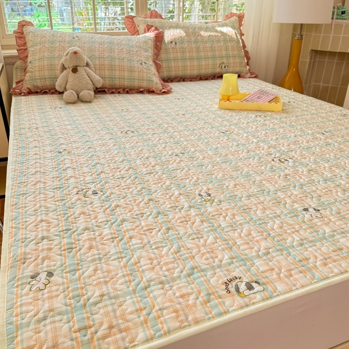 91家纺网 家纺一手货源 找家纺 美达家纺 新款A类全棉夹棉防滑可机洗床盖全棉直边软席款（可定制）格诺狗