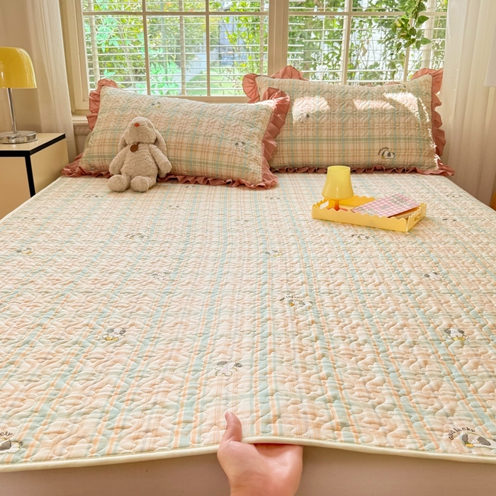 91家纺网 家纺一手货源 找家纺 美达家纺 新款A类全棉夹棉防滑可机洗床盖全棉直边软席款（可定制）格诺狗