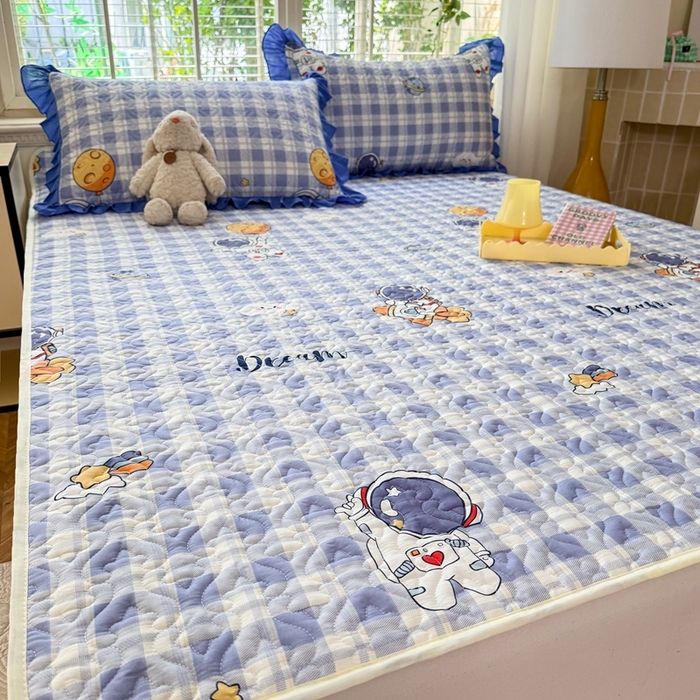 91家纺网 家纺一手货源 找家纺 美达家纺 新款A类全棉夹棉防滑可机洗床盖全棉直边软席款（可定制）太空驿站