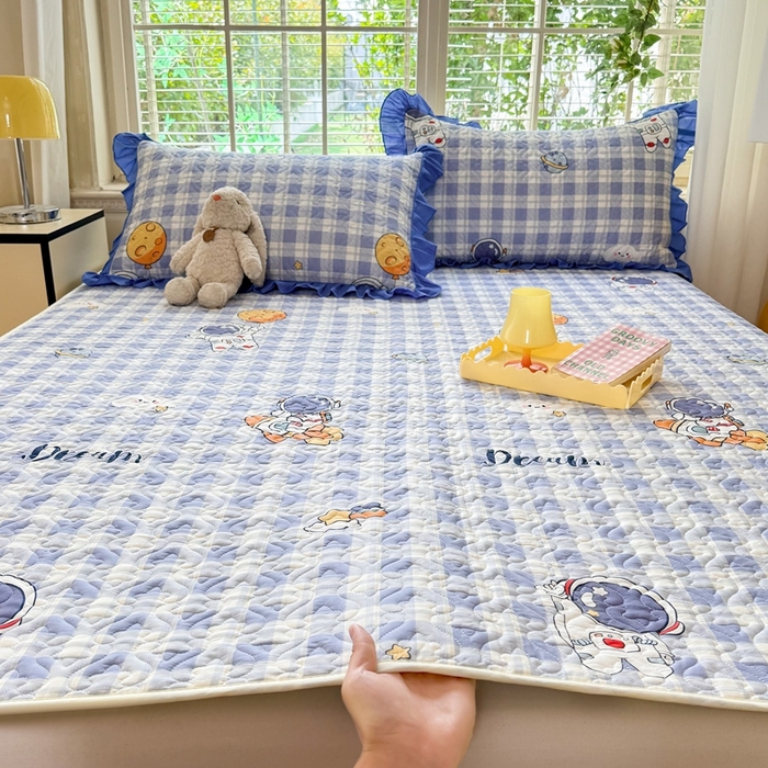 91家纺网 家纺一手货源 找家纺 美达家纺 新款A类全棉夹棉防滑可机洗床盖全棉直边软席款（可定制）太空驿站