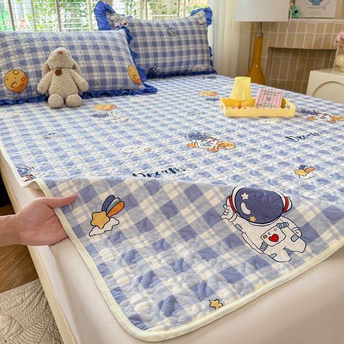 91家纺网 家纺一手货源 找家纺 美达家纺 新款A类全棉夹棉防滑可机洗床盖全棉直边软席款（可定制）太空驿站