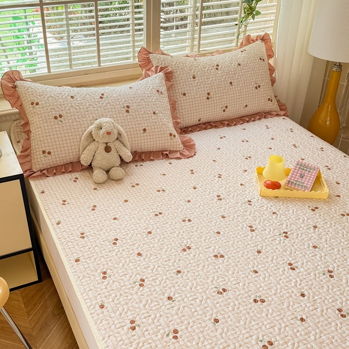 91家纺网 家纺一手货源 找家纺 美达家纺 新款A类全棉夹棉防滑可机洗床盖全棉直边软席款（可定制）香颂