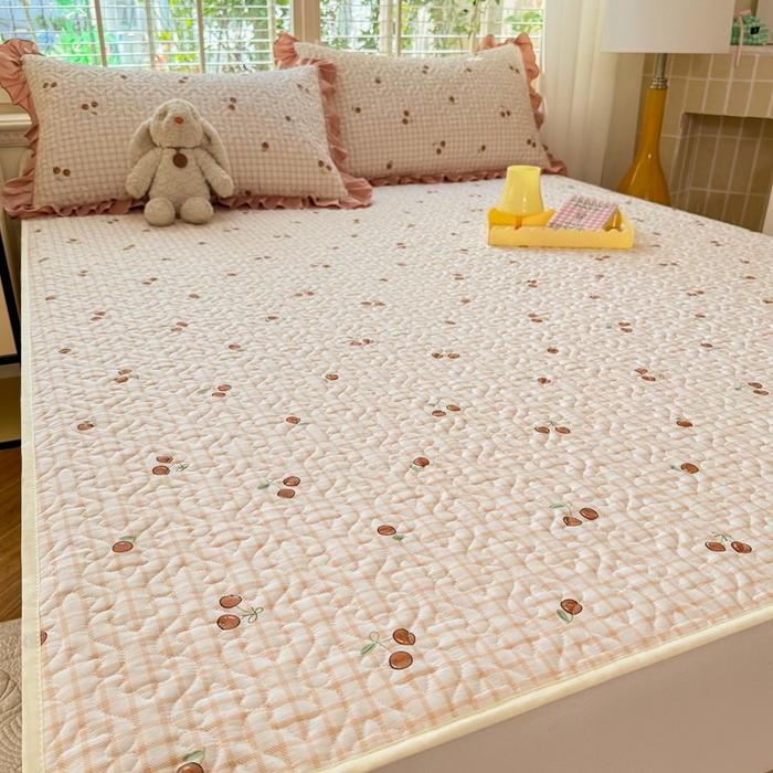 91家纺网 家纺一手货源 找家纺 美达家纺 新款A类全棉夹棉防滑可机洗床盖全棉直边软席款（可定制）香颂