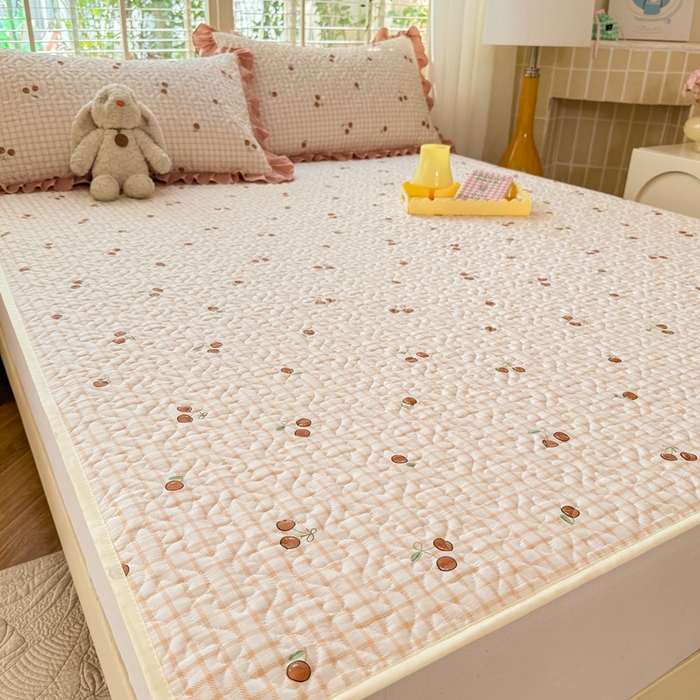 91家纺网 家纺一手货源 找家纺 美达家纺 新款A类全棉夹棉防滑可机洗床盖全棉直边软席款（可定制）香颂