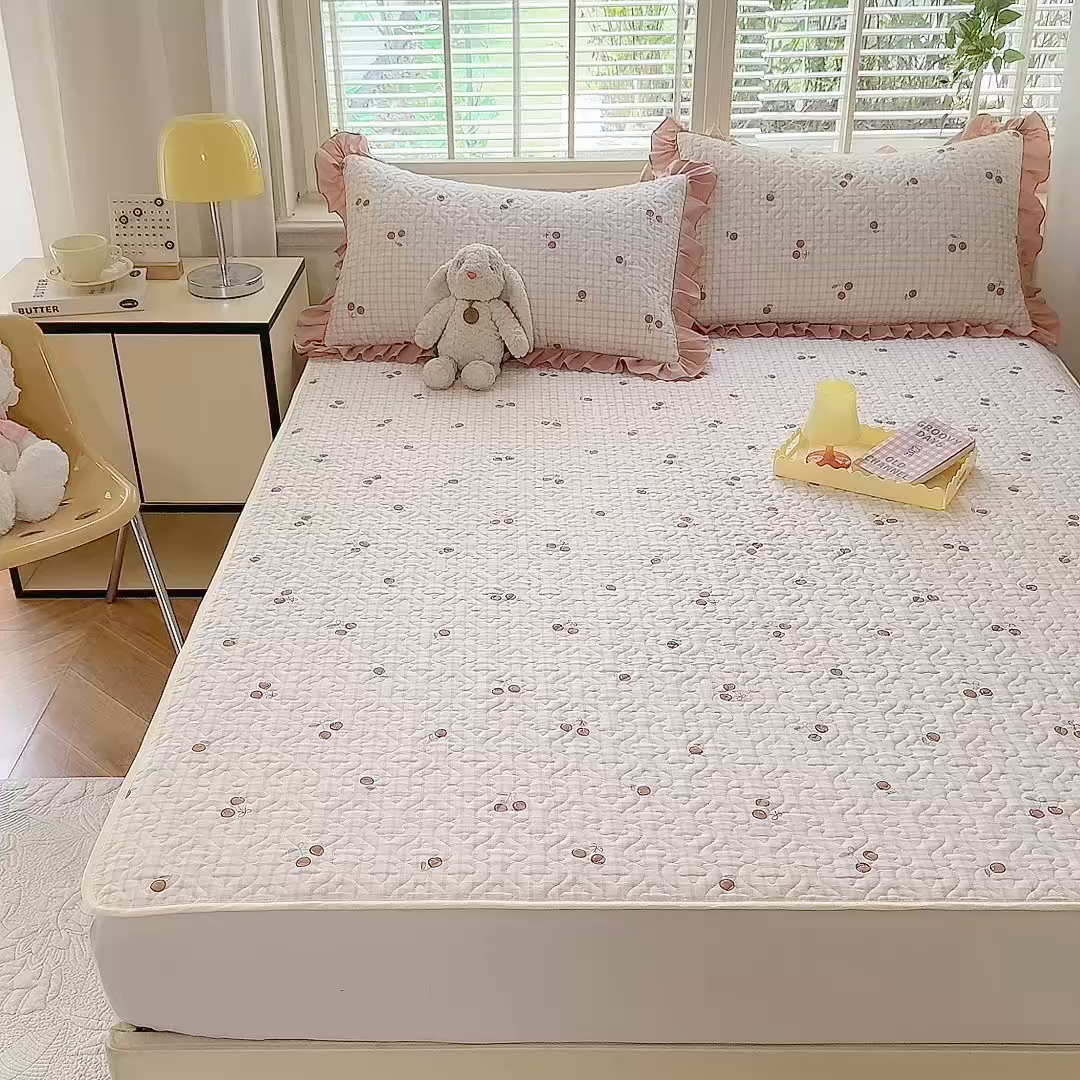 91家纺网 家纺一手货源 找家纺 美达家纺 新款A类全棉夹棉防滑可机洗床盖全棉直边软席款（可定制）香颂