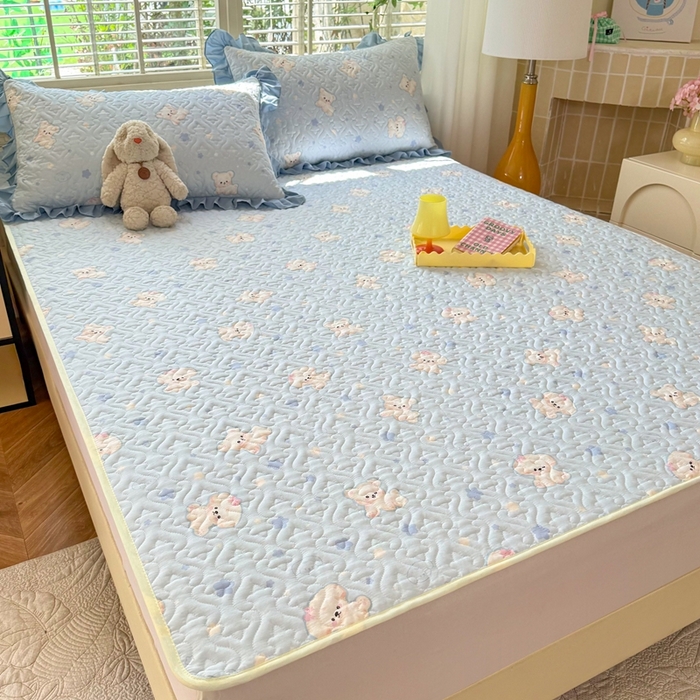 91家纺网 家纺一手货源 找家纺 美达家纺 新款A类全棉夹棉防滑可机洗床盖全棉直边软席款（可定制）小甜心-兰