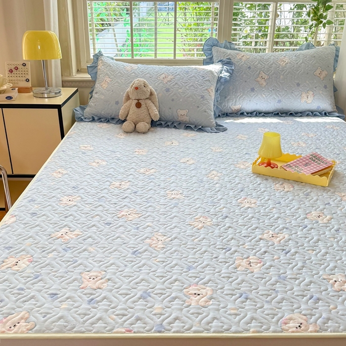 91家纺网 家纺一手货源 找家纺 美达家纺 新款A类全棉夹棉防滑可机洗床盖全棉直边软席款（可定制）小甜心-兰