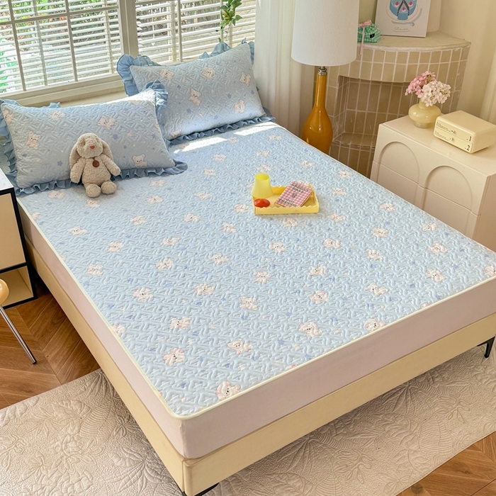 91家纺网 家纺一手货源 找家纺 美达家纺 新款A类全棉夹棉防滑可机洗床盖全棉直边软席款（可定制）小甜心-兰