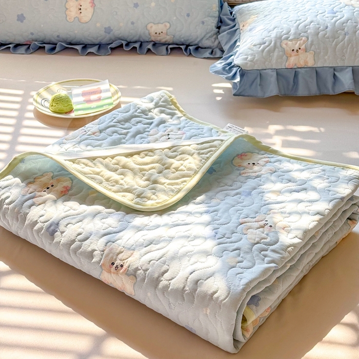 91家纺网 家纺一手货源 找家纺 美达家纺 新款A类全棉夹棉防滑可机洗床盖全棉直边软席款（可定制）小甜心-兰