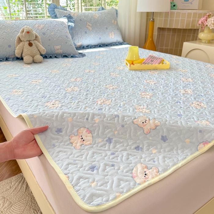 91家纺网 家纺一手货源 找家纺 美达家纺 新款A类全棉夹棉防滑可机洗床盖全棉直边软席款（可定制）小甜心-兰