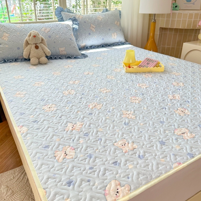 91家纺网 家纺一手货源 找家纺 美达家纺 新款A类全棉夹棉防滑可机洗床盖全棉直边软席款（可定制）小甜心-兰