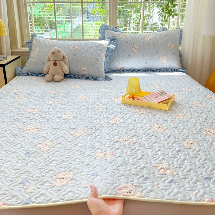 91家纺网 家纺一手货源 找家纺 美达家纺 新款A类全棉夹棉防滑可机洗床盖全棉直边软席款（可定制）小甜心-兰