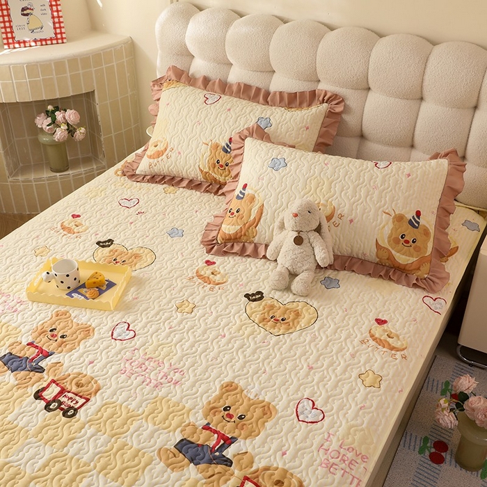 91家纺网 家纺一手货源 找家纺 美达家纺 新款A类全棉夹棉防滑可机洗床盖全棉直边软席款（可定制）黄油小熊