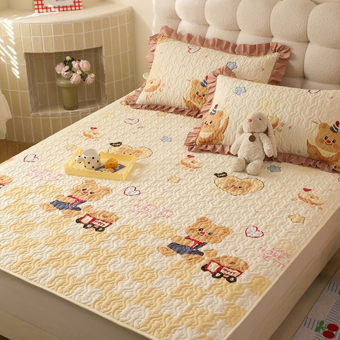 91家纺网 家纺一手货源 找家纺 美达家纺 新款A类全棉夹棉防滑可机洗床盖全棉直边软席款（可定制）黄油小熊