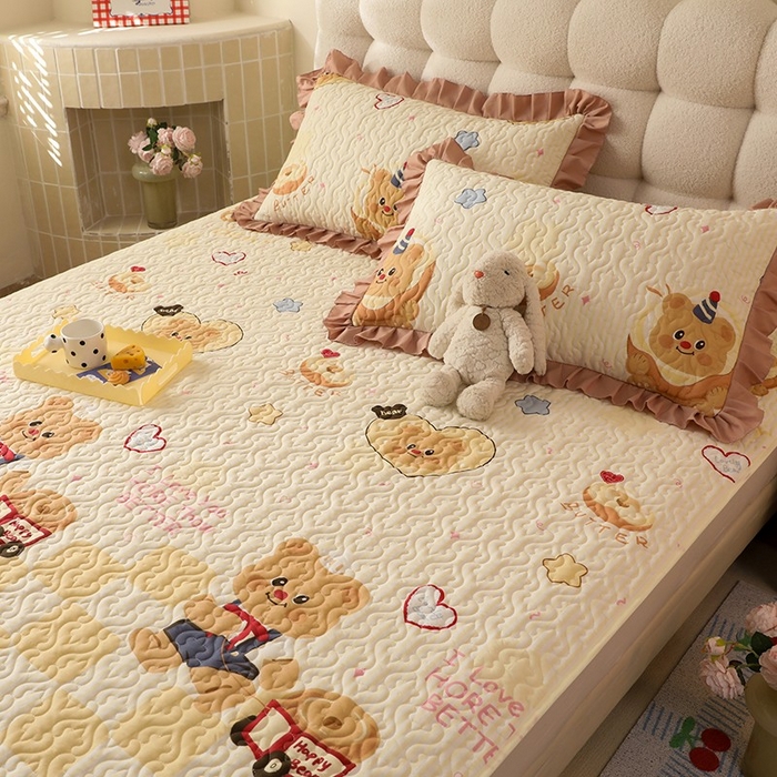 91家纺网 家纺一手货源 找家纺 美达家纺 新款A类全棉夹棉防滑可机洗床盖全棉直边软席款（可定制）黄油小熊