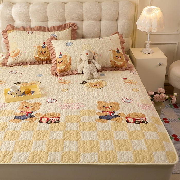 91家纺网 家纺一手货源 找家纺 美达家纺 新款A类全棉夹棉防滑可机洗床盖全棉直边软席款（可定制）黄油小熊