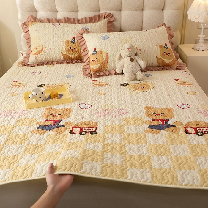 91家纺网 家纺一手货源 找家纺 美达家纺 新款A类全棉夹棉防滑可机洗床盖全棉直边软席款（可定制）黄油小熊