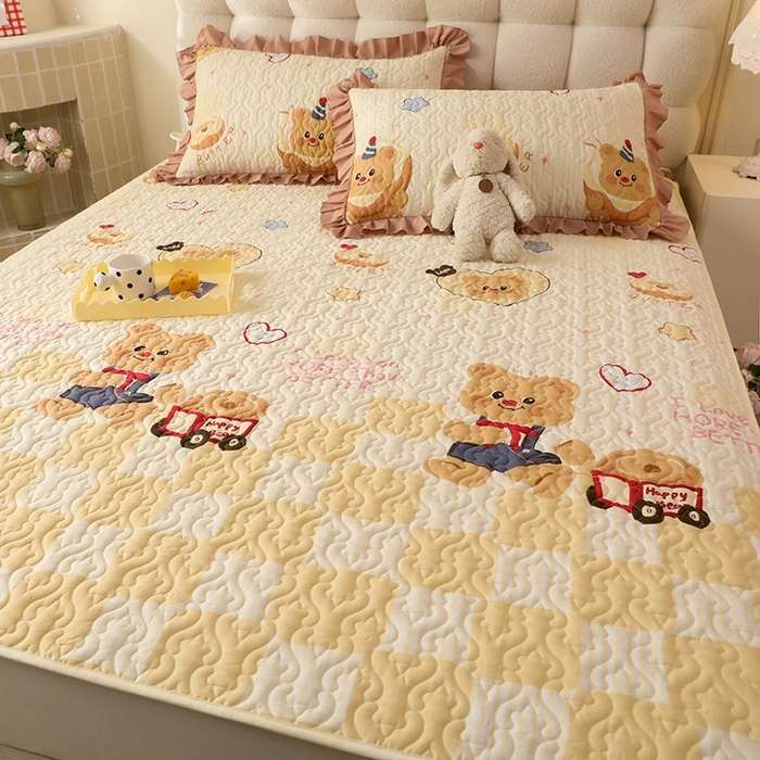 91家纺网 家纺一手货源 找家纺 美达家纺 新款A类全棉夹棉防滑可机洗床盖全棉直边软席款（可定制）黄油小熊