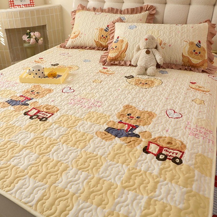 91家纺网 家纺一手货源 找家纺 美达家纺 新款A类全棉夹棉防滑可机洗床盖全棉直边软席款（可定制）黄油小熊