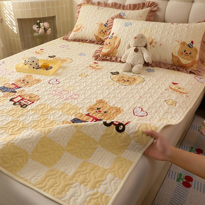 91家纺网 家纺一手货源 找家纺 美达家纺 新款A类全棉夹棉防滑可机洗床盖全棉直边软席款（可定制）黄油小熊