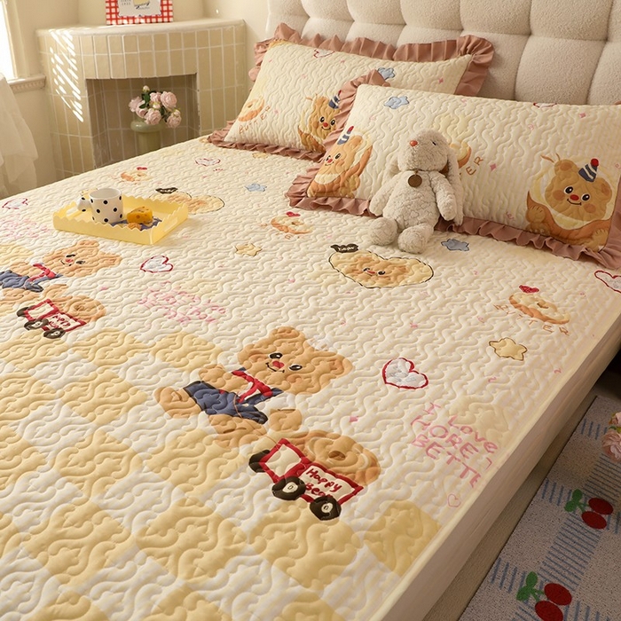 91家纺网 家纺一手货源 找家纺 美达家纺 新款A类全棉夹棉防滑可机洗床盖全棉直边软席款（可定制）黄油小熊