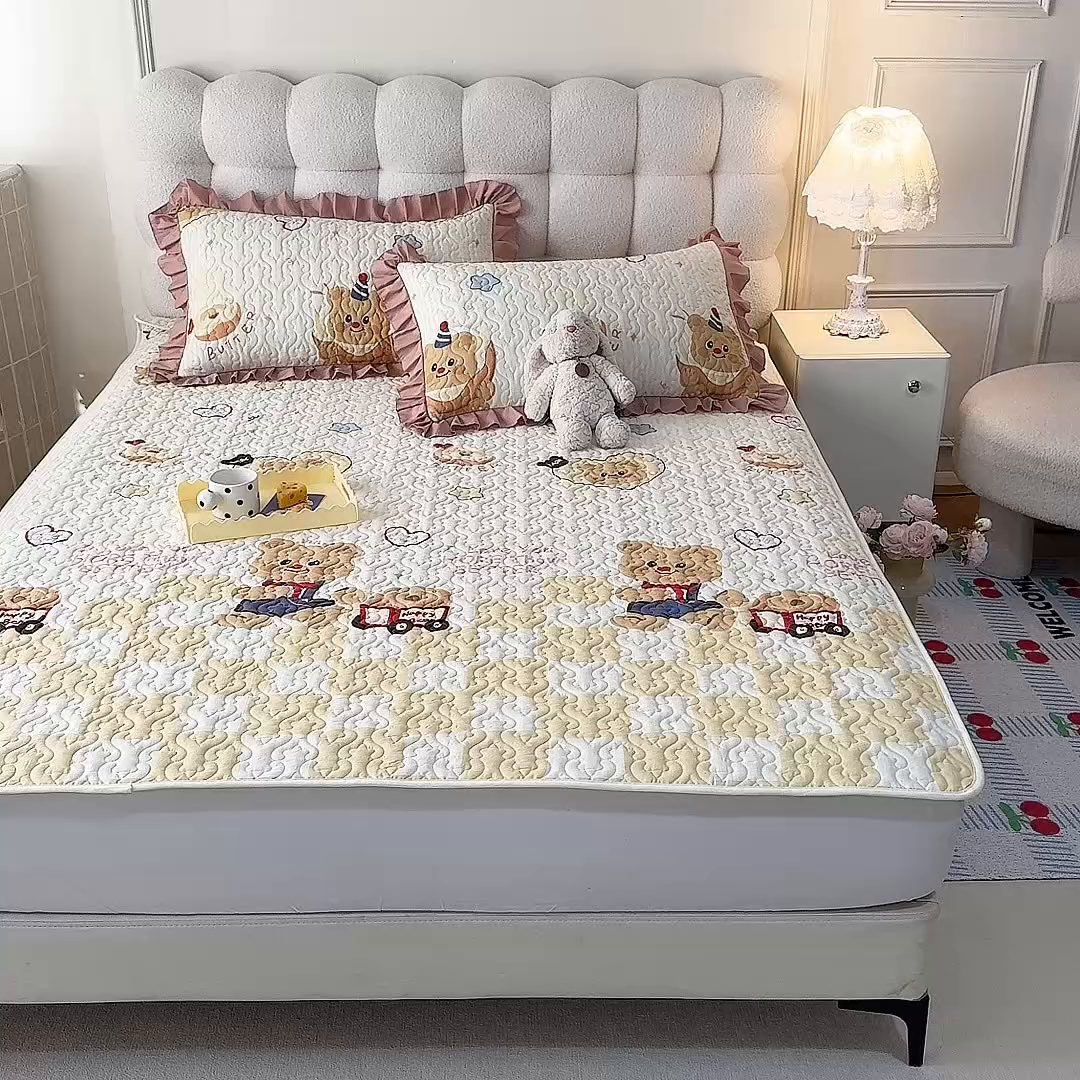 91家纺网 家纺一手货源 找家纺 美达家纺 新款A类全棉夹棉防滑可机洗床盖全棉直边软席款（可定制）黄油小熊