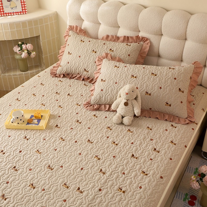 91家纺网 家纺一手货源 找家纺 美达家纺 新款A类全棉夹棉防滑可机洗床盖全棉直边软席款（可定制）快乐追梦