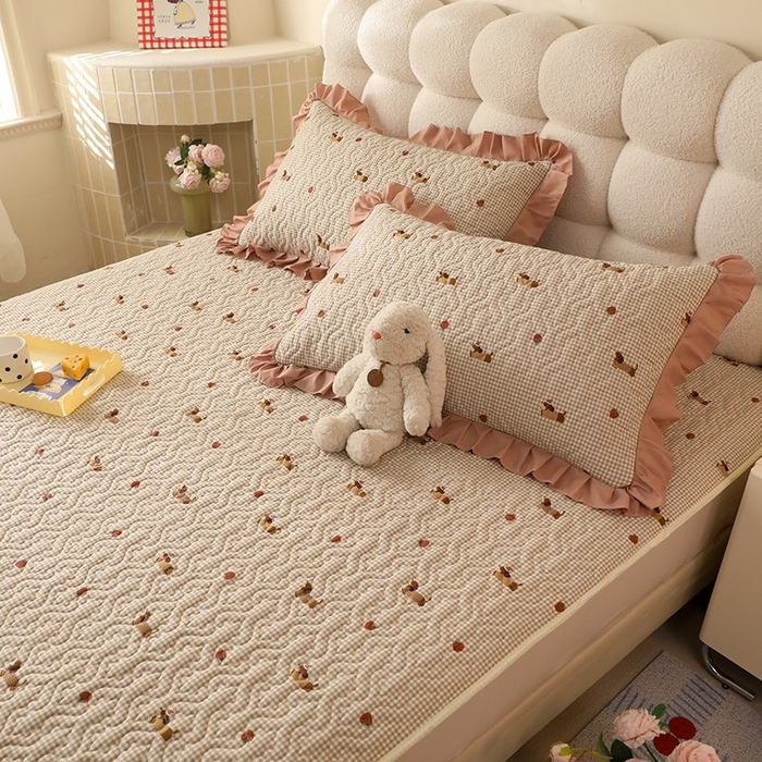 91家纺网 家纺一手货源 找家纺 美达家纺 新款A类全棉夹棉防滑可机洗床盖全棉直边软席款（可定制）快乐追梦