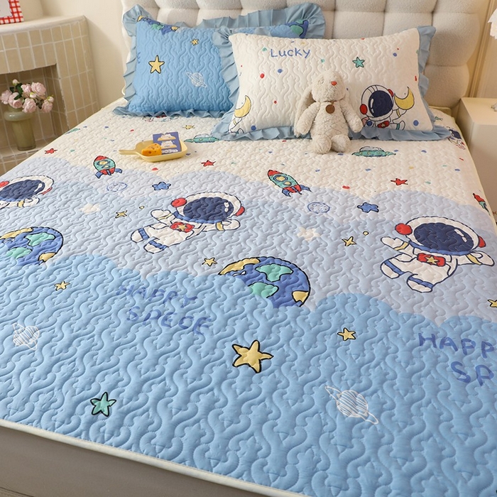 91家纺网 家纺一手货源 找家纺 美达家纺 新款A类全棉夹棉防滑可机洗床盖全棉直边软席款（可定制）太空卫士