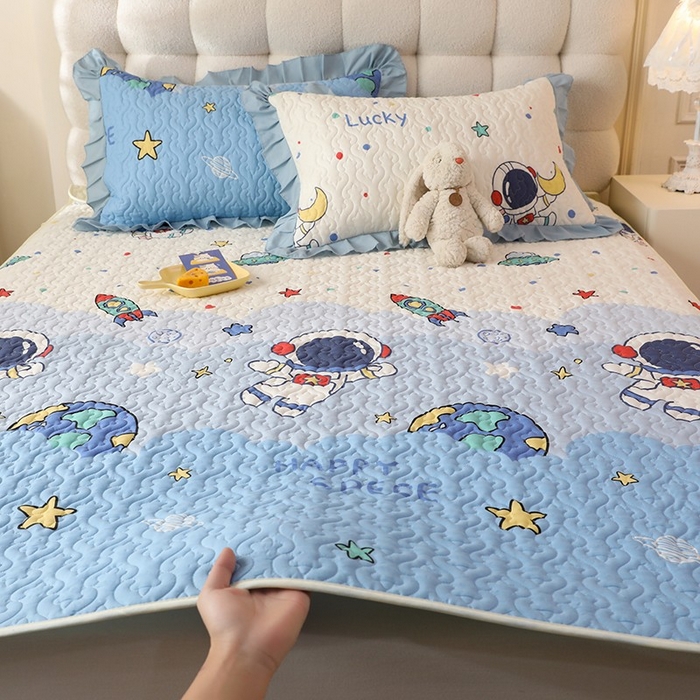 91家纺网 家纺一手货源 找家纺 美达家纺 新款A类全棉夹棉防滑可机洗床盖全棉直边软席款（可定制）太空卫士