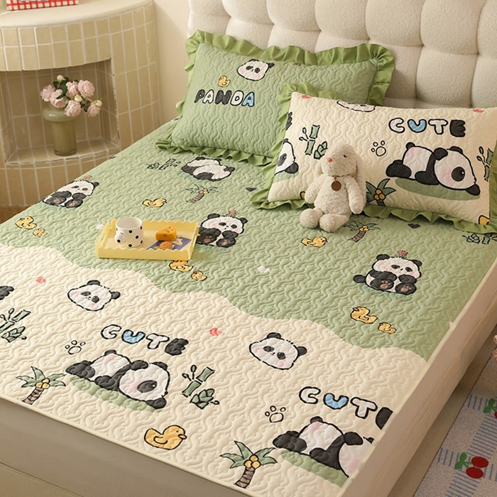 91家纺网 家纺一手货源 找家纺 美达家纺 新款A类全棉夹棉防滑可机洗床盖全棉直边软席款（可定制）熊猫戏水