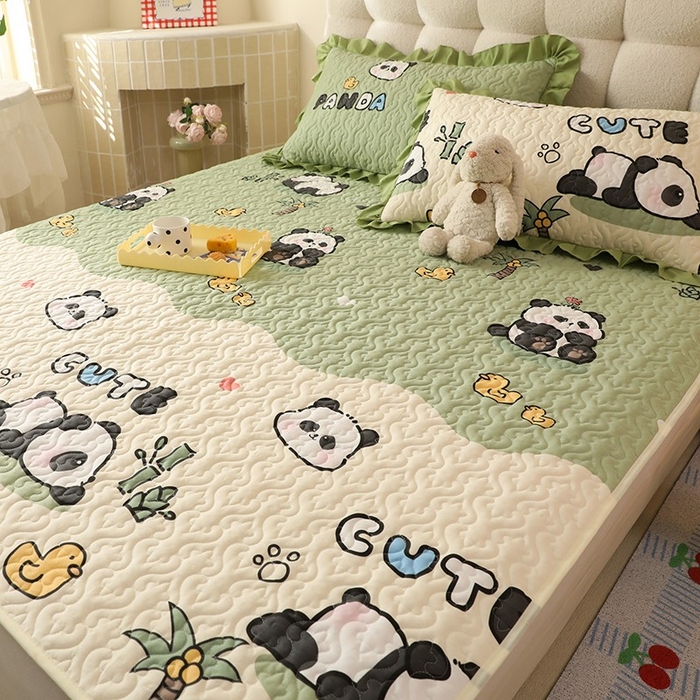 91家纺网 家纺一手货源 找家纺 美达家纺 新款A类全棉夹棉防滑可机洗床盖全棉直边软席款（可定制）熊猫戏水