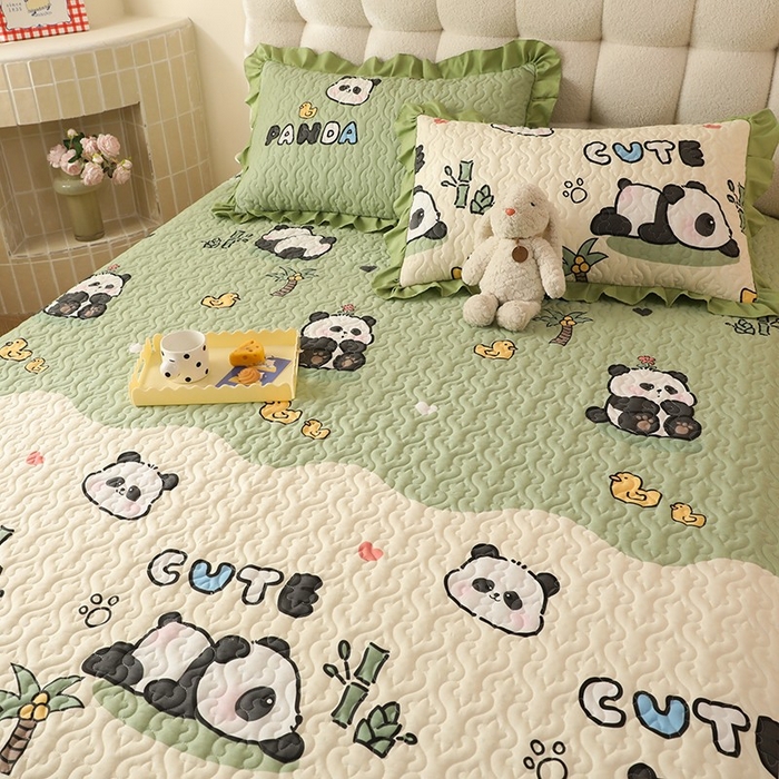91家纺网 家纺一手货源 找家纺 美达家纺 新款A类全棉夹棉防滑可机洗床盖全棉直边软席款（可定制）熊猫戏水