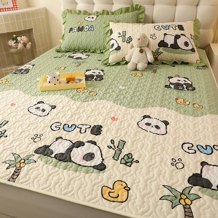 91家纺网 家纺一手货源 找家纺 美达家纺 新款A类全棉夹棉防滑可机洗床盖全棉直边软席款（可定制）熊猫戏水