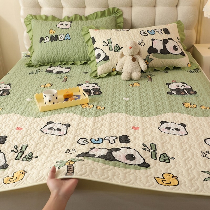 91家纺网 家纺一手货源 找家纺 美达家纺 新款A类全棉夹棉防滑可机洗床盖全棉直边软席款（可定制）熊猫戏水