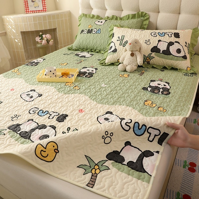 91家纺网 家纺一手货源 找家纺 美达家纺 新款A类全棉夹棉防滑可机洗床盖全棉直边软席款（可定制）熊猫戏水