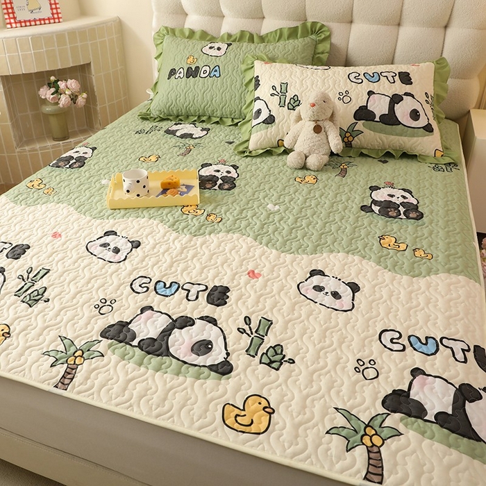 91家纺网 家纺一手货源 找家纺 美达家纺 新款A类全棉夹棉防滑可机洗床盖全棉直边软席款（可定制）熊猫戏水